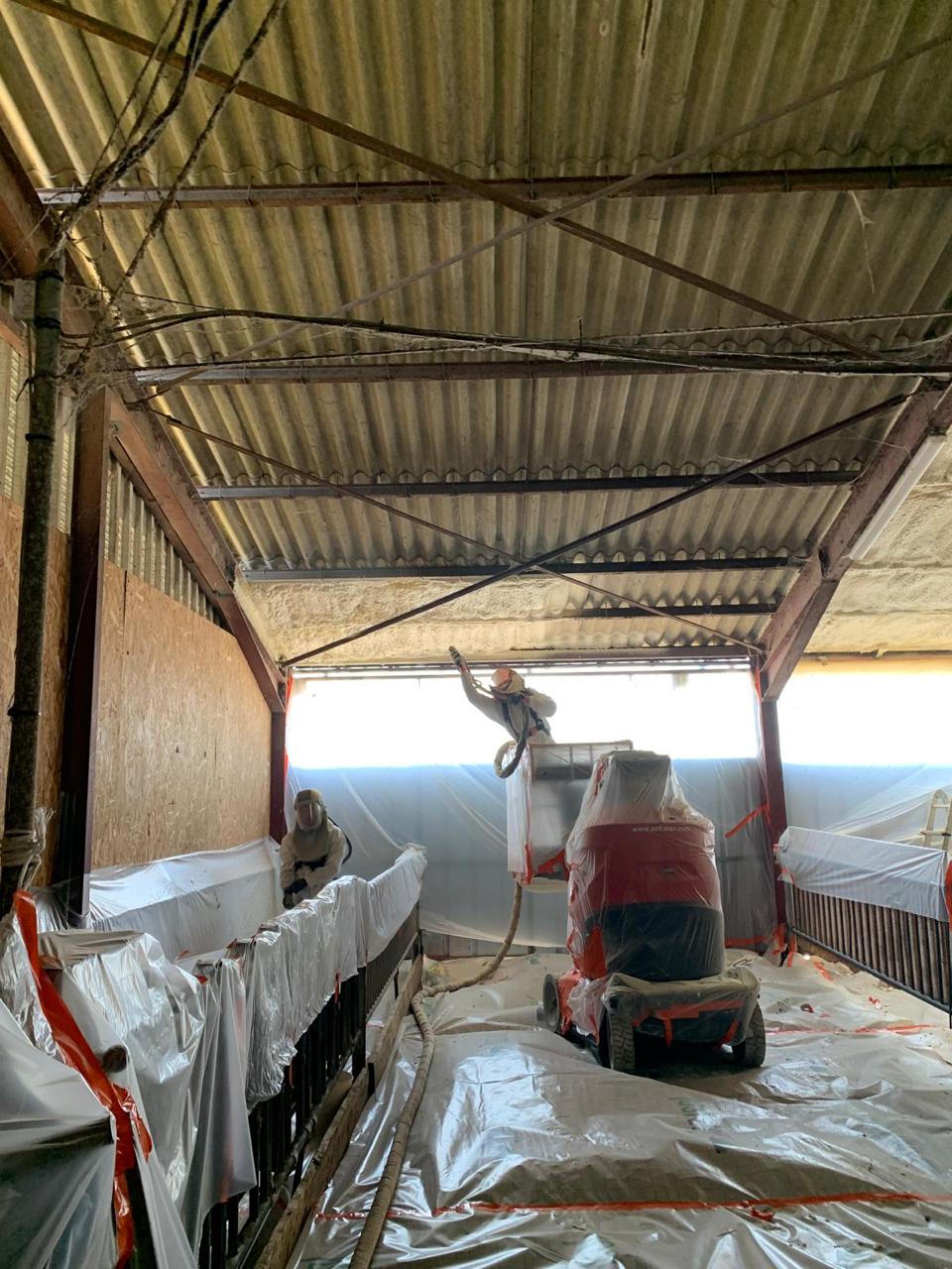 Isolation projetée polyuréthane sur murs - chantier Top'Isol