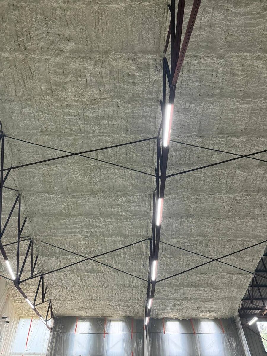 Isolation projetée polyuréthane sur murs - chantier Top'Isol