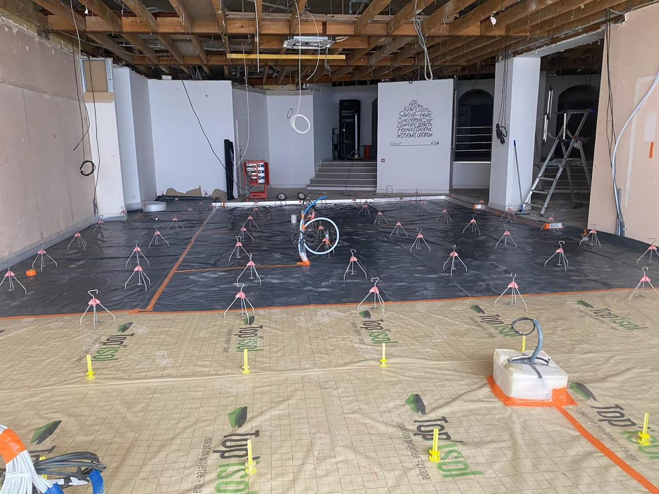 Grand chantier préparation chape - isolant Top'Isol et trépieds de niveau